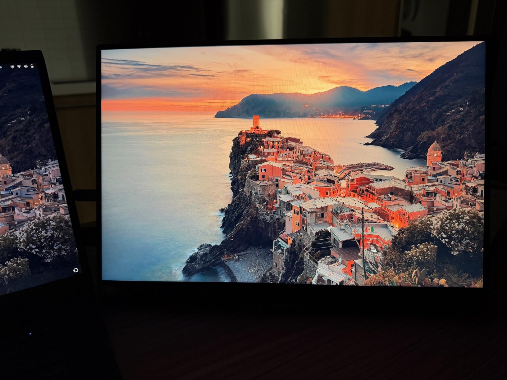 cocopar Portable Monitor 18.5 Inch 2K QHD 120Hz 120% sRGB Travel Monitor with Speaker HDMI USB-C Second Screen for Laptop MacBook Surface PC Xbox PS4/5, VESA Mountable, with Kickstand customer photo 1