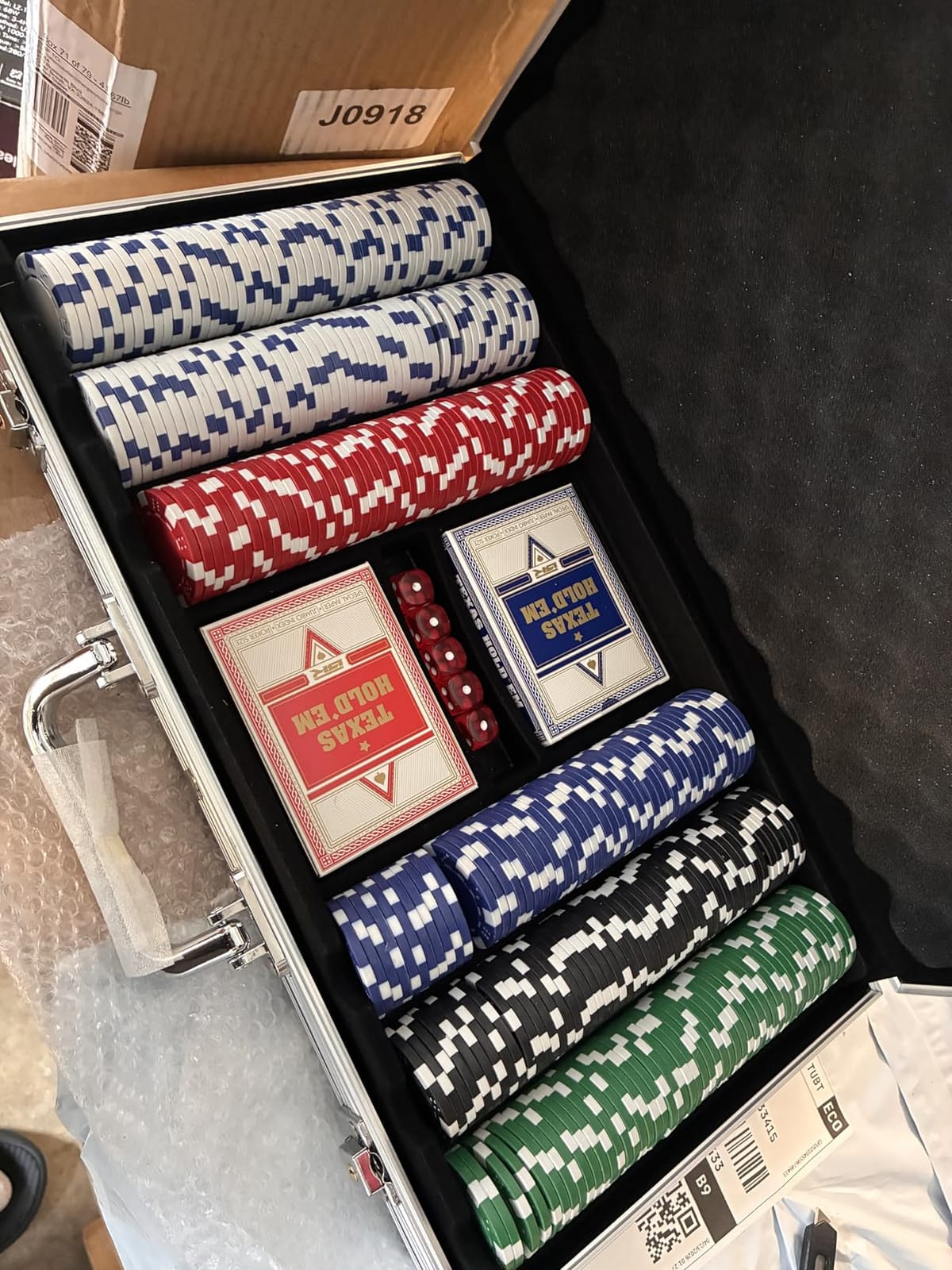 300 Pcs Poker Chips Set for TexasHoldem, 11.5g Clay Chips | Poker Set with Aluminum Carrying Case, Playing Cards & Game Buttons customer photo 1