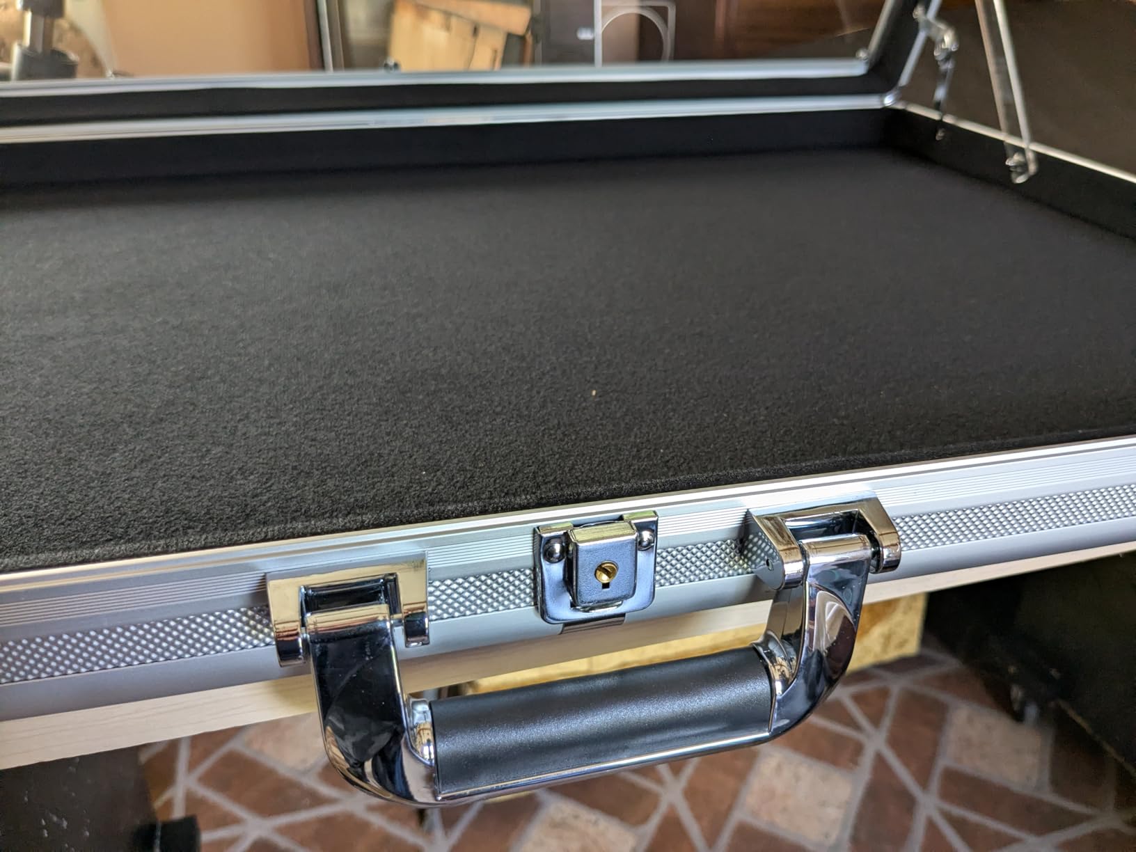 Card Display Case Aluminum Trade Show Display Case Large Portable Trading with Lock for Collectibles, Sports Cards. 34IN x 22IN - Black customer photo 2