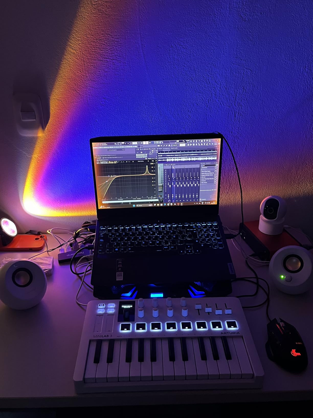 Arturia MiniLab 3 25 Key USB MIDI Keyboard Controller with 8 Multi-Color Drum Pads, 8 Knobs and Music Production Software Included customer photo 1