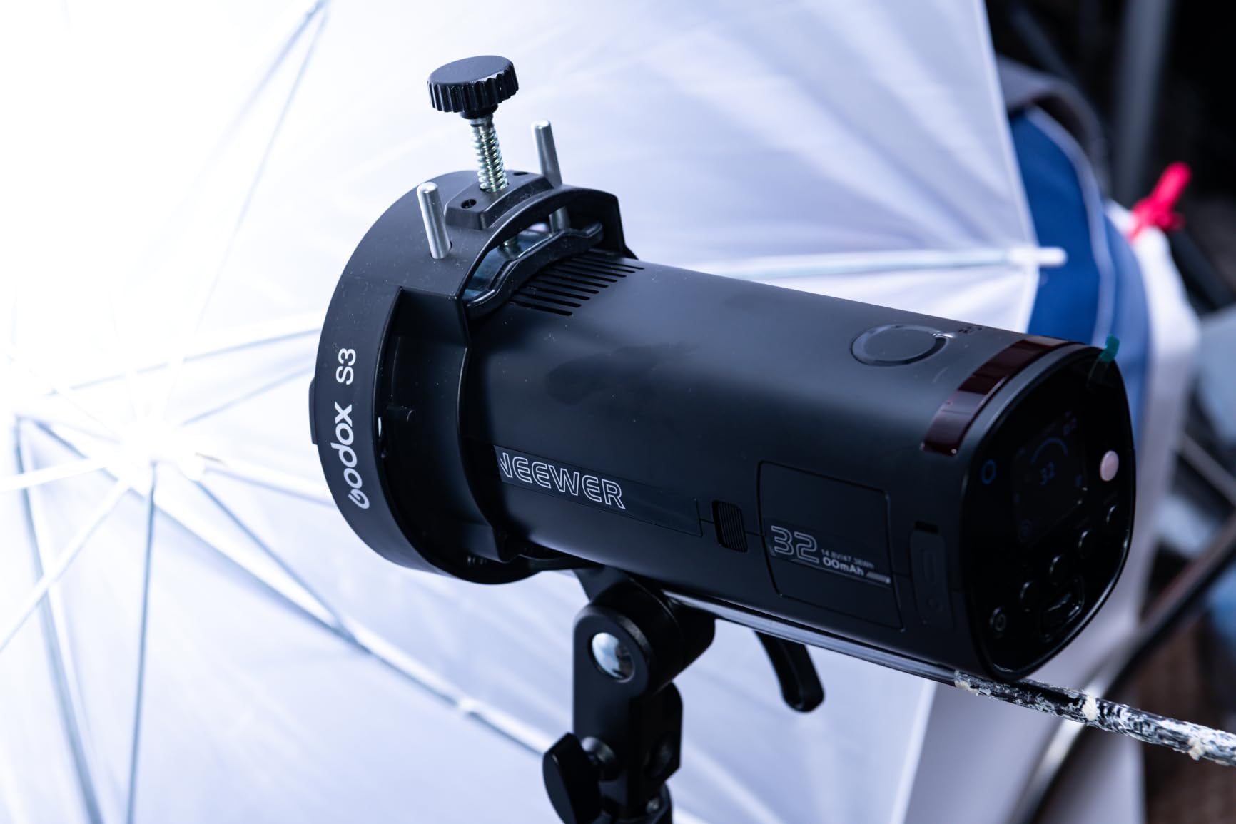 NEEWER 120Ws 2.4G TTL Outdoor Strobe Flash Q120, Compatible with Godox, 1/8000s HSS Portable Studio Monolight with Modeling Light /3000mAh Battery customer photo 2