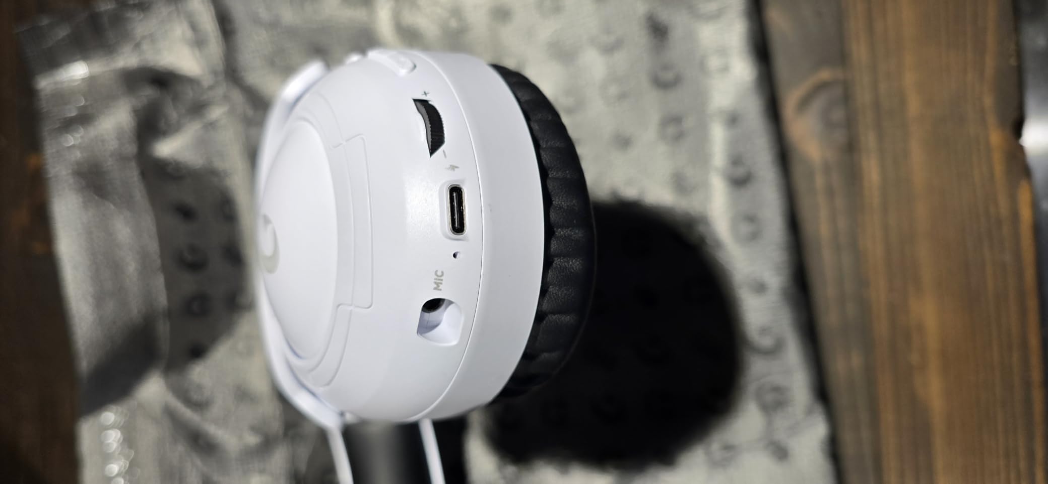 AOC Wireless Gaming Headset for PS5, 2.4GHz Gaming Headphone with Mic | 45H Playtime, Immersive Surround Sound, Noise Cancelling Game Headset for PS5, PC & Switch, Xbox with 3.5mm Cable - White customer photo 2