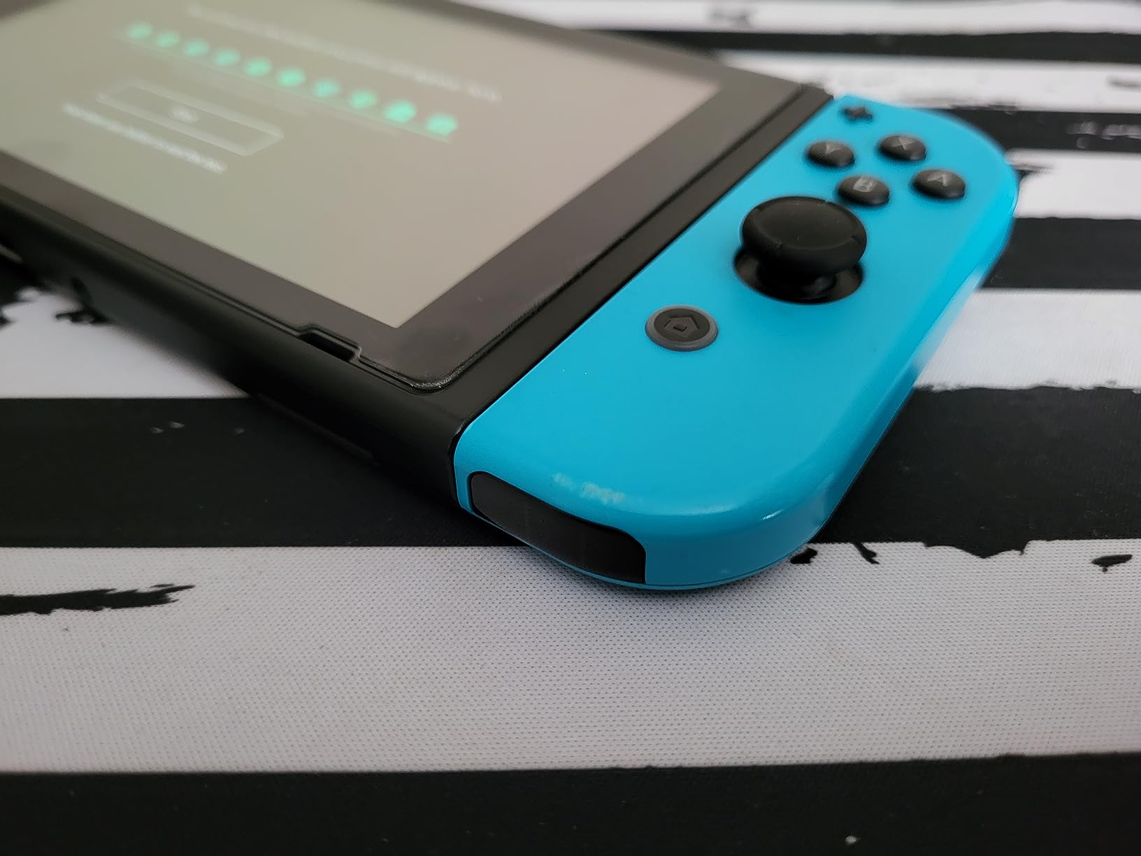 Nintendo Joy-Con (L/R) - Neon Red/Neon Blue customer photo 1