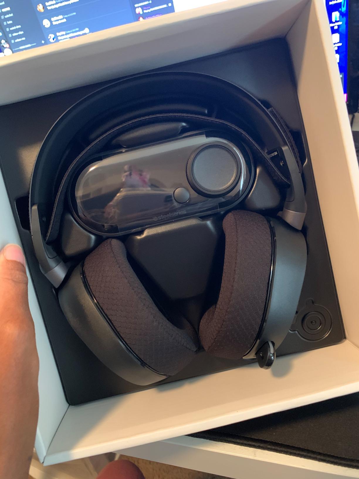 SteelSeries Arctis Pro + GameDAC Wired Gaming Headset - Certified Hi-Res Audio - Dedicated DAC and Amp - for PS5/PS4 and PC - Black customer photo 1