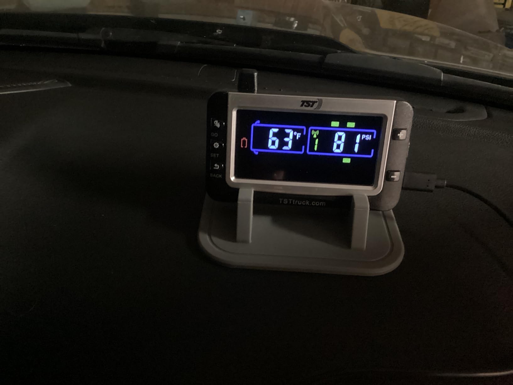 TST 507 Series TPMS - RV Tire Pressure Monitoring System with 4 Cap Sensors & Color Display Monitor for Travel Trailers, Campers and Motorhomes customer photo 2