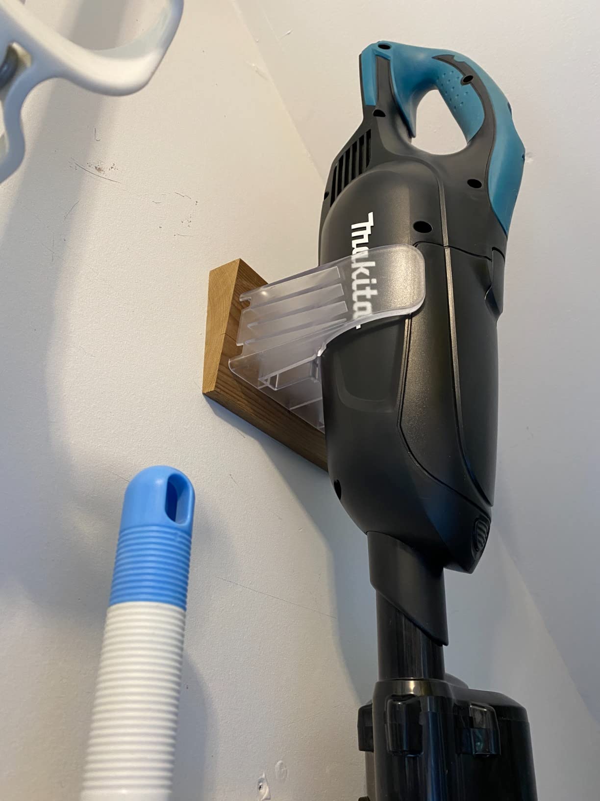Makita 458571-5 Vacuum Wall Mount Bracket customer photo 1
