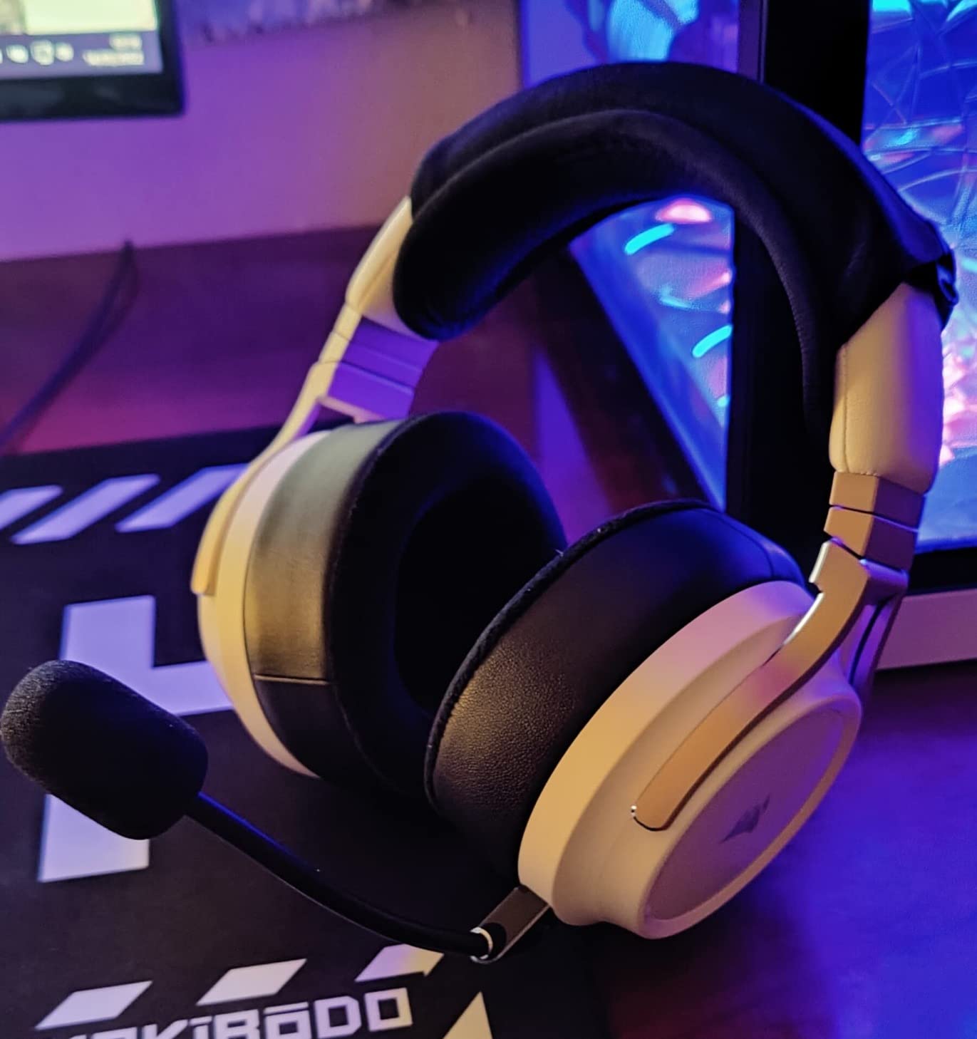 Corsair Virtuoso RGB Wireless Gaming Headset - High-Fidelity 7.1 Surround Sound w/Broadcast Quality Microphone - Memory Foam Earcups - 20 Hour Battery Life - Works with PC, PS5, PS4 – White, Premium customer photo 1