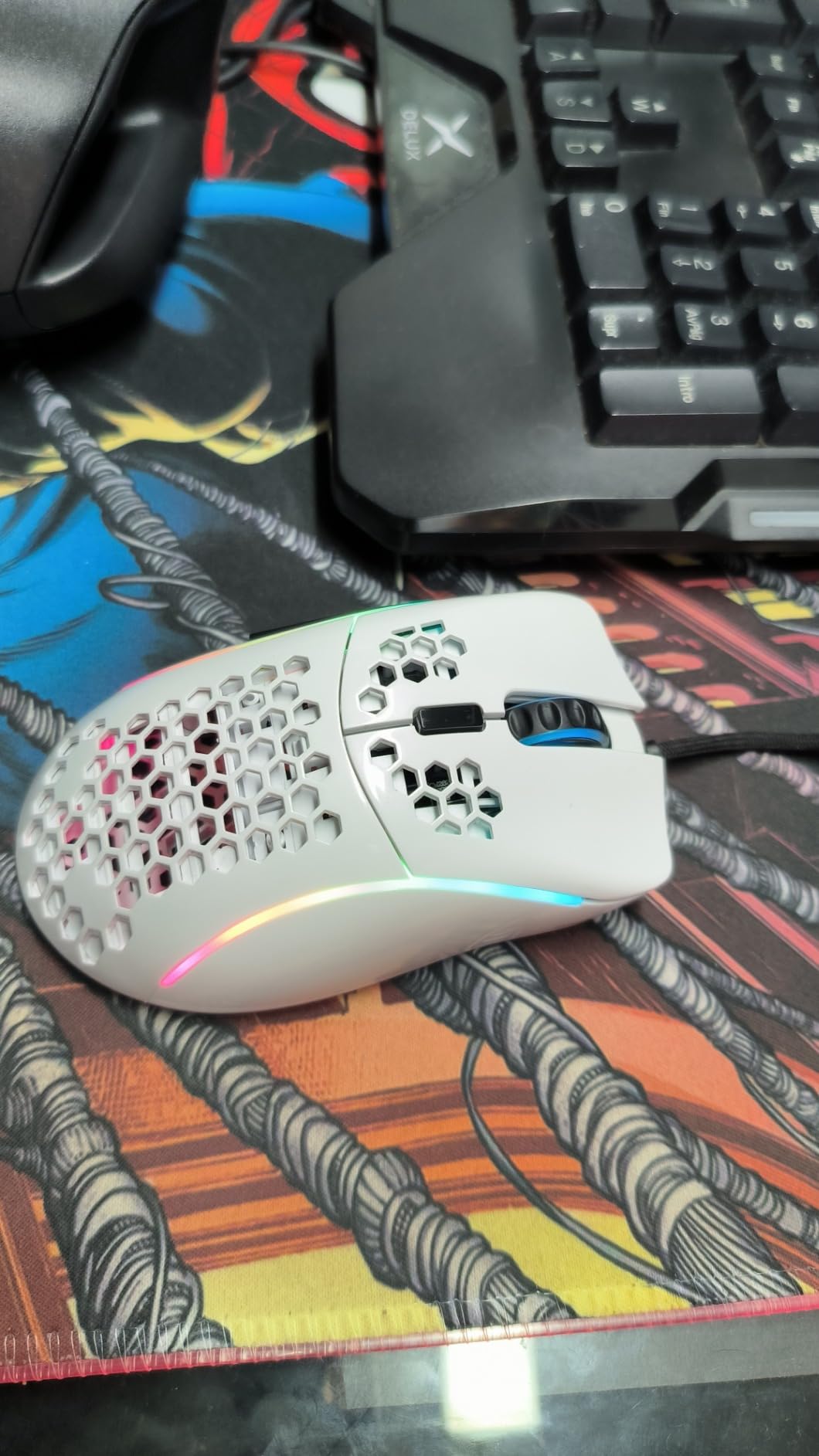 GLORIOUS Model D- (Minus) Wired Gaming Mouse - 61g Superlight Honeycomb Design, RGB, Ergonomic, Pixart 3360 Sensor, Omron Switches, PTFE Feet, 6 Buttons - Matte White customer photo 2