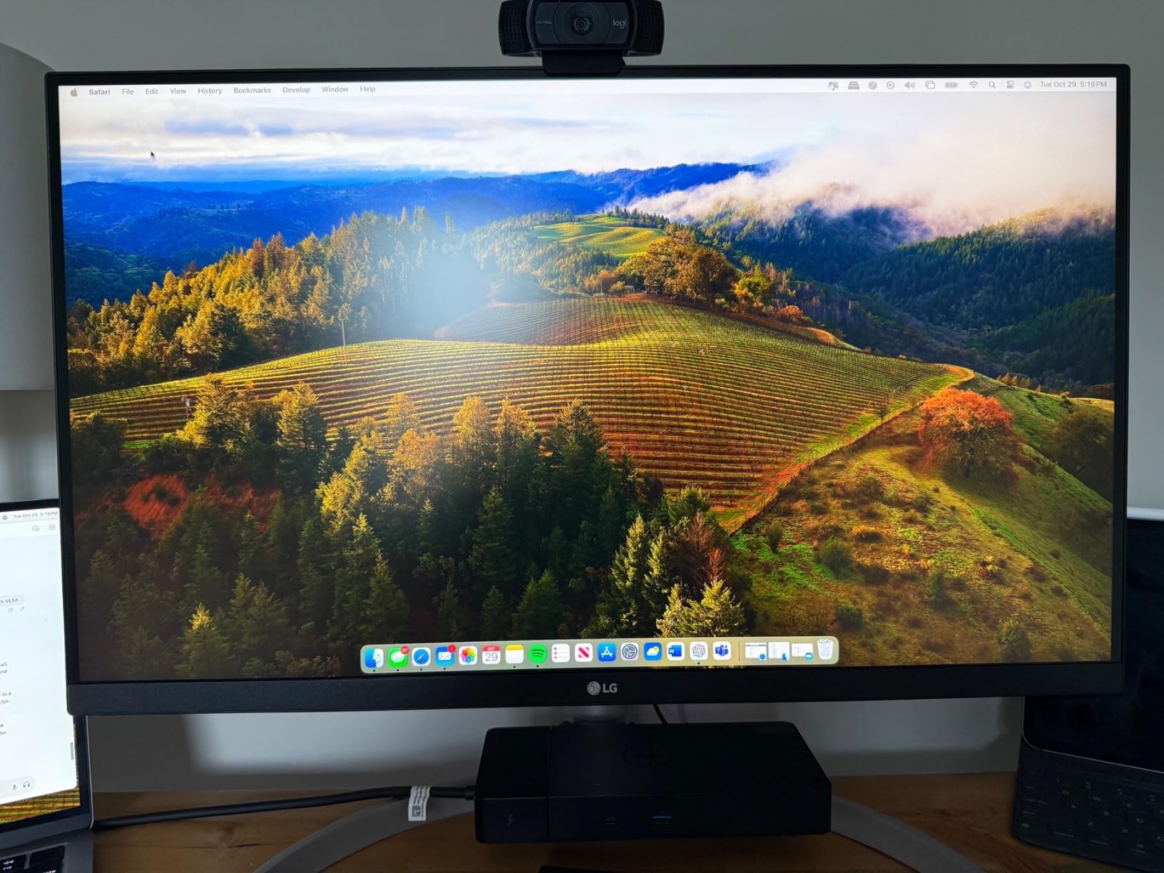 LG 27UN850-W Ultrafine Computer Monitor 27-Inch UHD 4K UHD 2160p IPS with VESA DisplayHDR 400 AMD FreeSync and USB-C - White/Silver customer photo 1