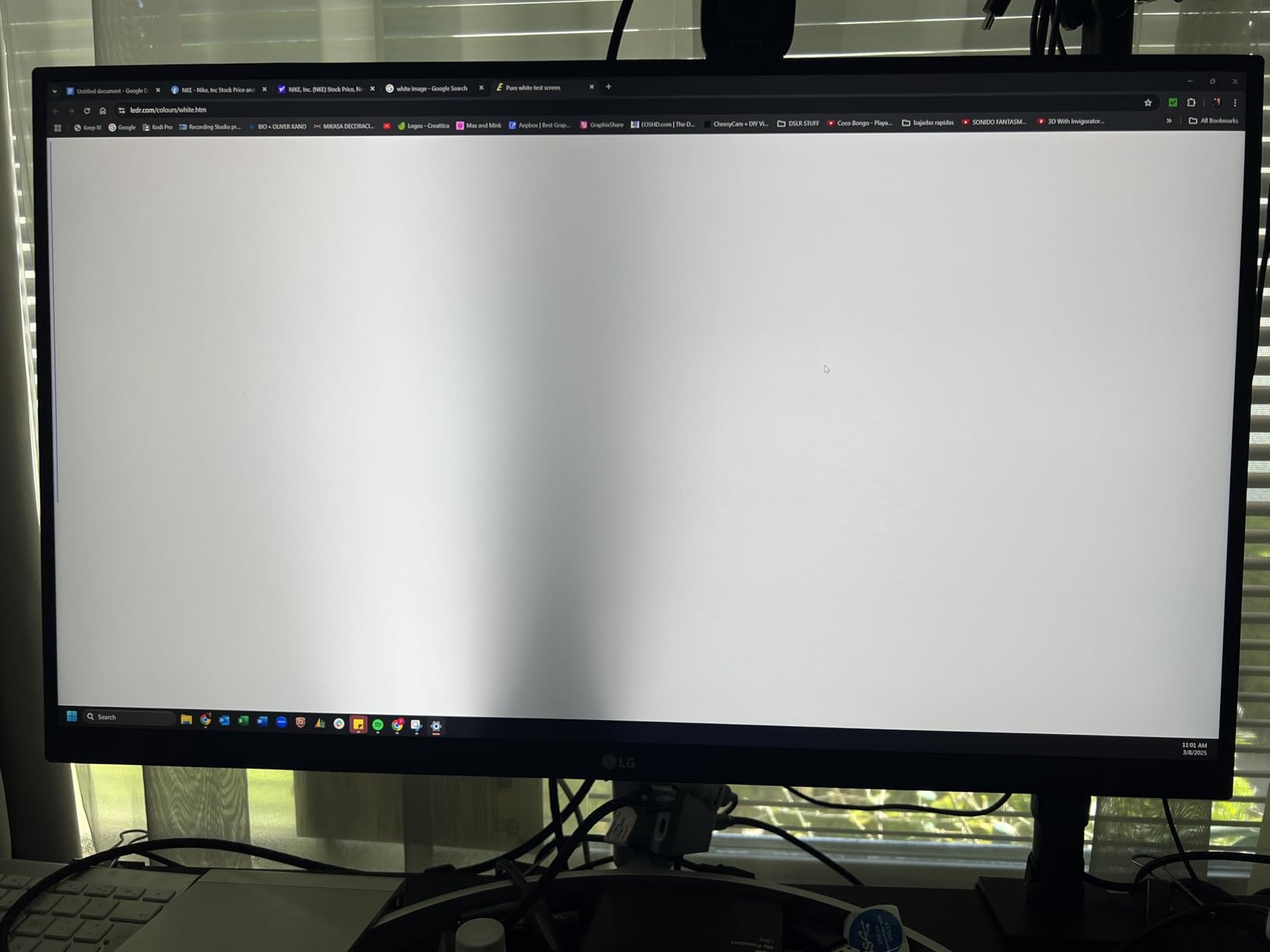 LG 27UN850-W Ultrafine Computer Monitor 27-Inch UHD 4K UHD 2160p IPS with VESA DisplayHDR 400 AMD FreeSync and USB-C - White/Silver customer photo 2