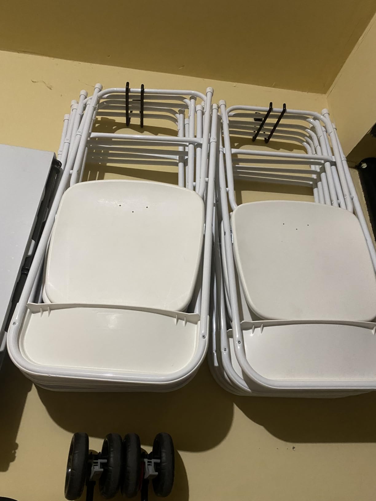 Flash Furniture Hercules Series Plastic Folding Chairs for Parties and Weddings, Stackable Commercial Event Seats with 650-lb. Static Weight Capacity, Set of 6, White customer photo 2