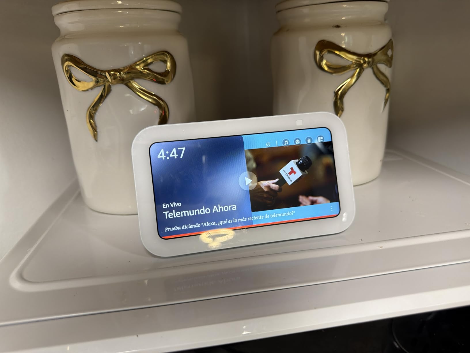 Amazon Echo Show 5 (newest model), Smart display, Designed for Alexa+, 2x the bass and clearer sound, Cloud Blue customer photo 1