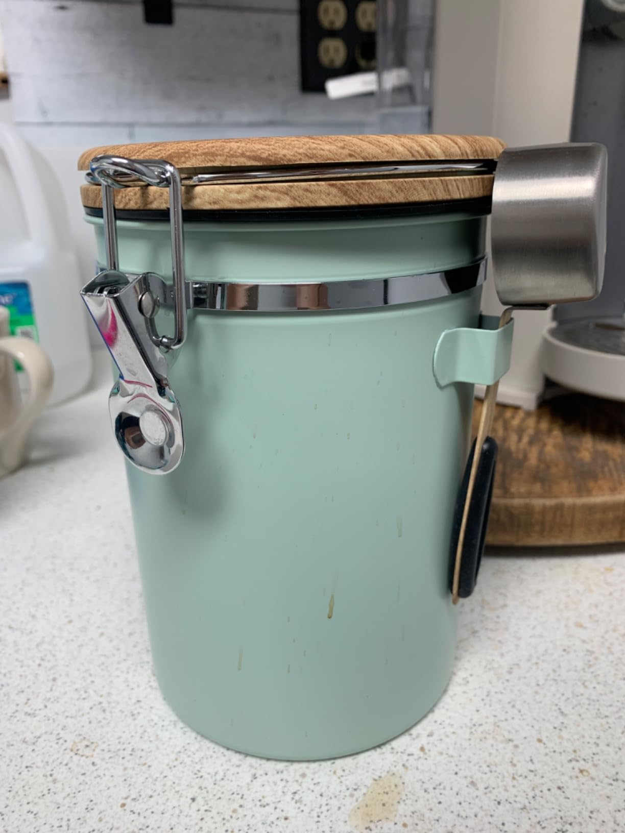 TEDSWAIT Coffee Canisters Airtight Coffee Bean Storage Container Kitchen Stainless Steel Food Storage Container with Scoop Date Tracker & CO2 Valve 61Fl Oz (Green) customer photo 1