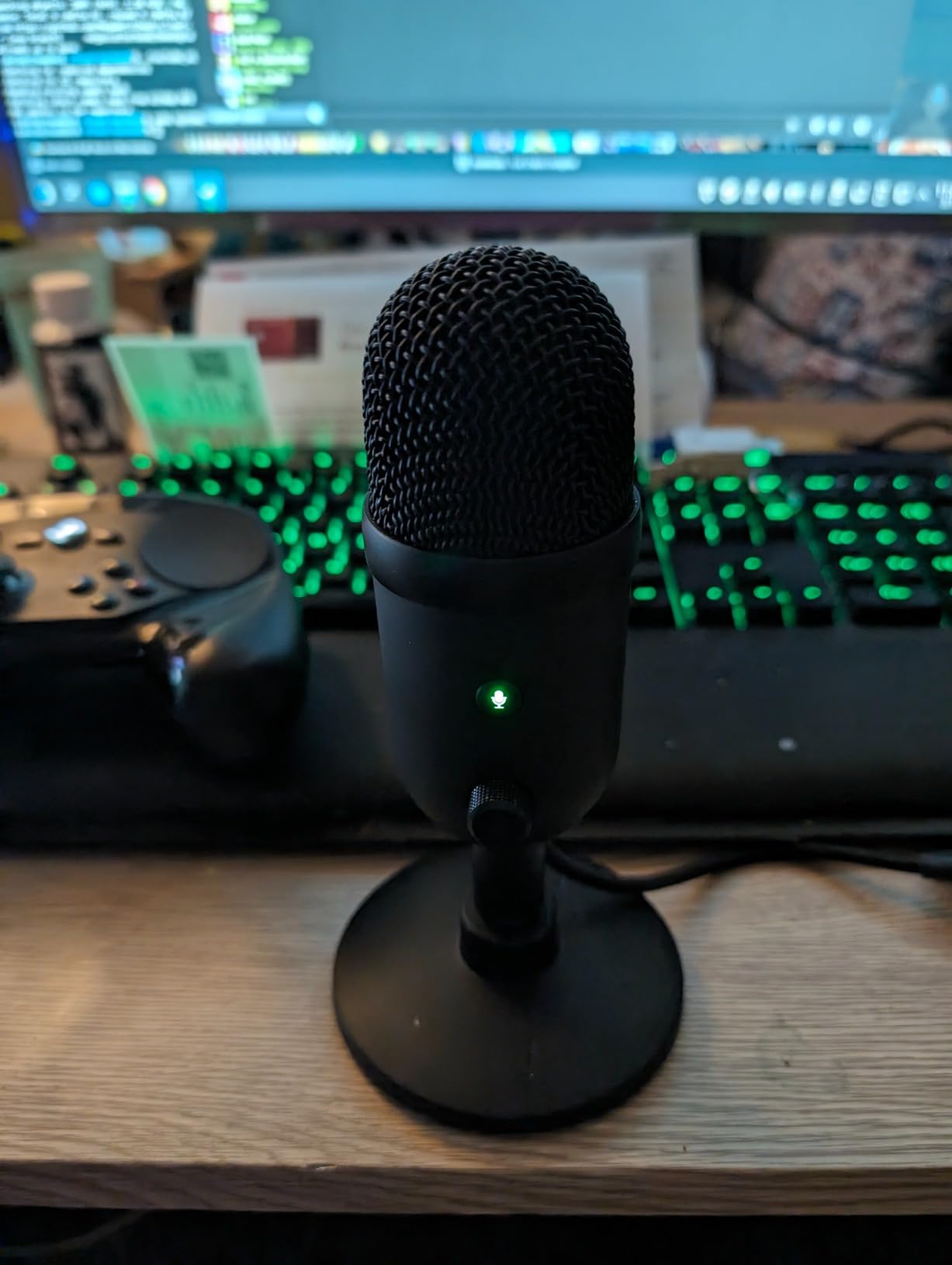 Razer Seiren V2 X USB Condenser Microphone for Streaming and Gaming on PC: Supercardioid Pickup Pattern - Integrated Digital Limiter - Mic Monitoring and Gain Control - Built-in Shock Absorber customer photo 1