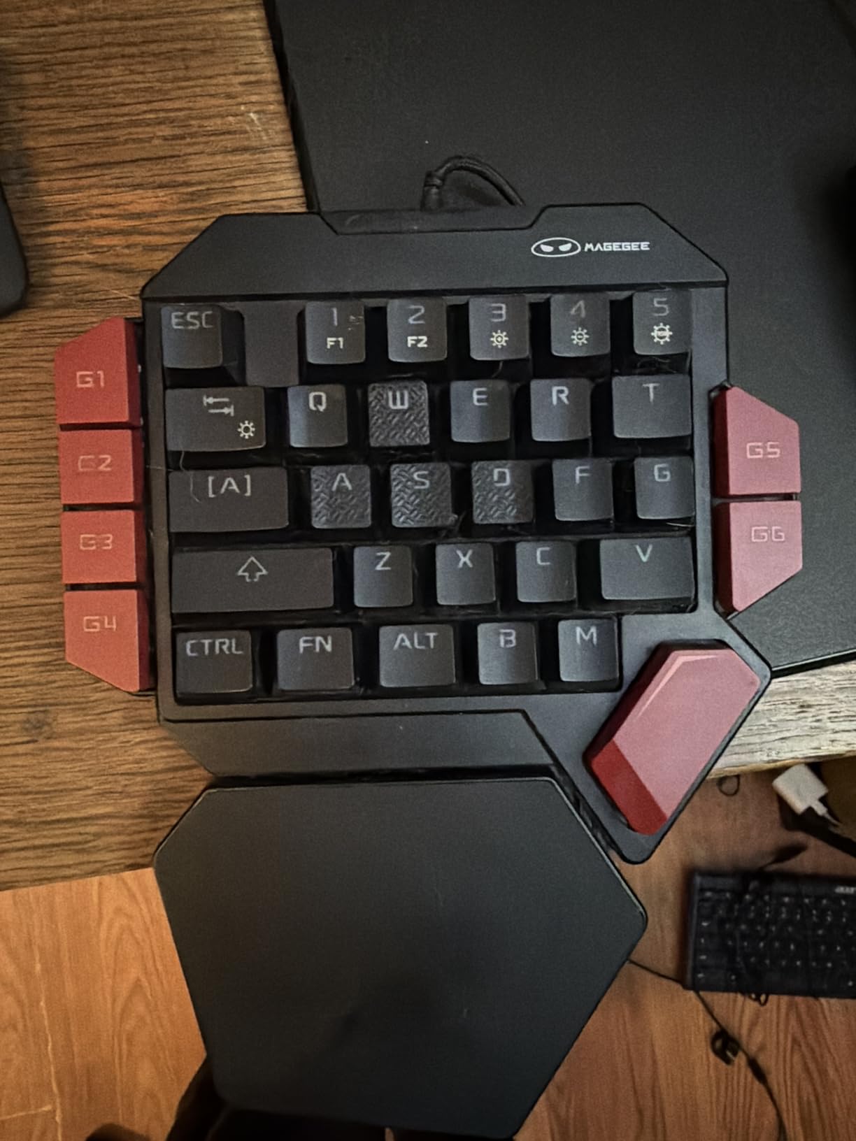 MageGee One Handed Professional Gaming Keyboard, RGB Backlit 35 Keys Mini Wired Mechanical Keyboard with Blue Switch for PC Gamer, Support 6 Macro Keys - Black/Red customer photo 1