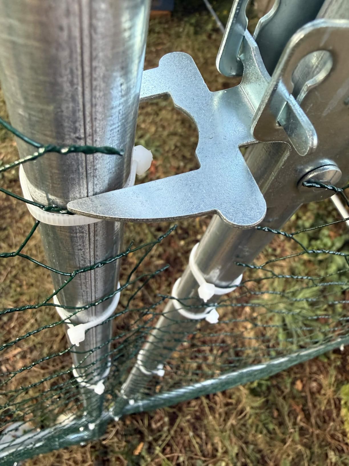 Large Metal Chicken Coop Round Top Upgrade Tri-Supporting Wire Mesh Chicken Run,Chicken Pen with Water-Resident and Anti-UV Cover,Duck Rabbit House Outdoor (6.5'L x 9'W x 6.5'H) customer photo 2