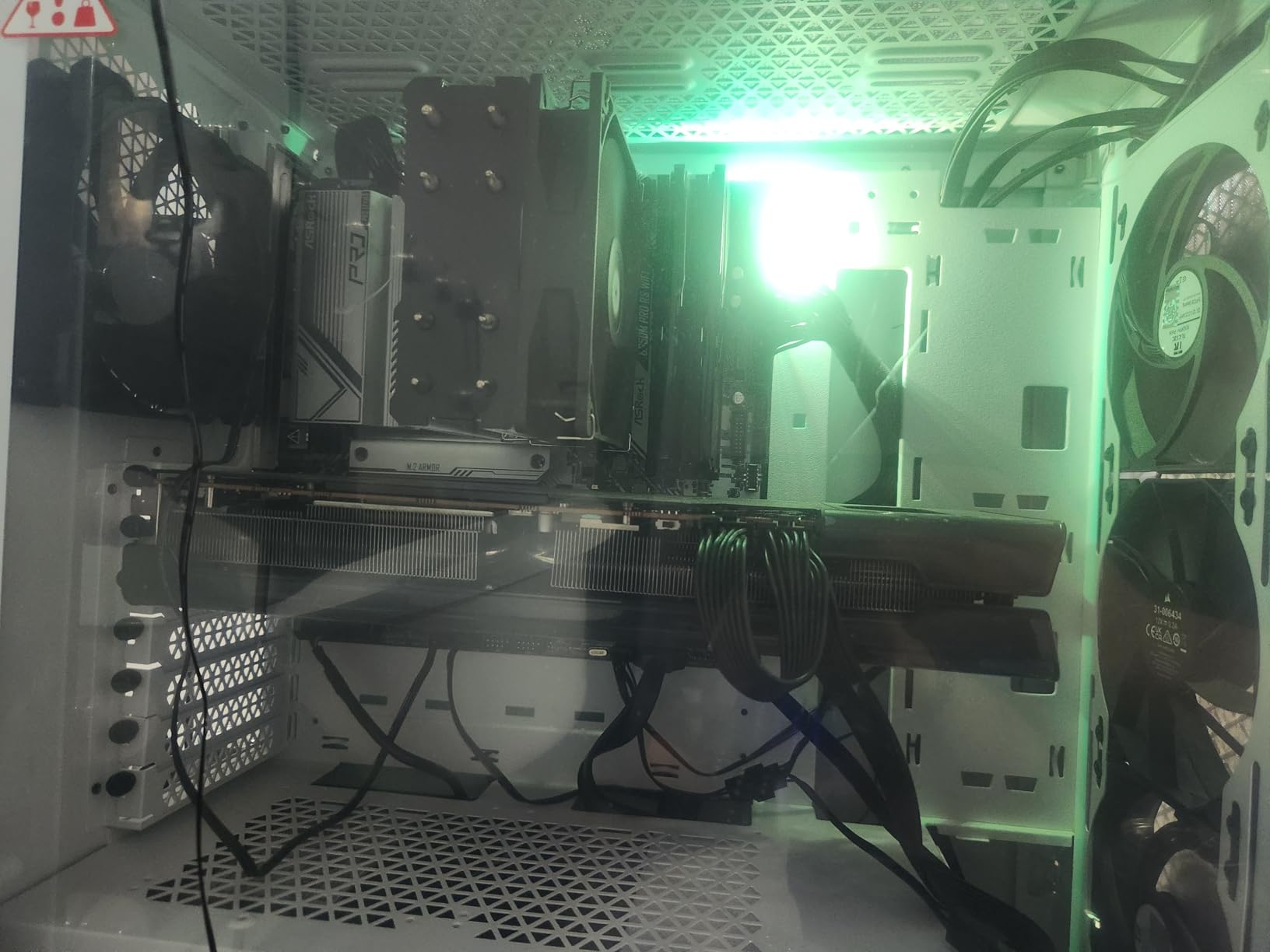 Corsair 3000D Airflow Mid-Tower PC Case – 3-Pin Fans – Four-Slot GPU Support – Fits up to 8X 120mm Fans – High-Airflow Design – White customer photo 2