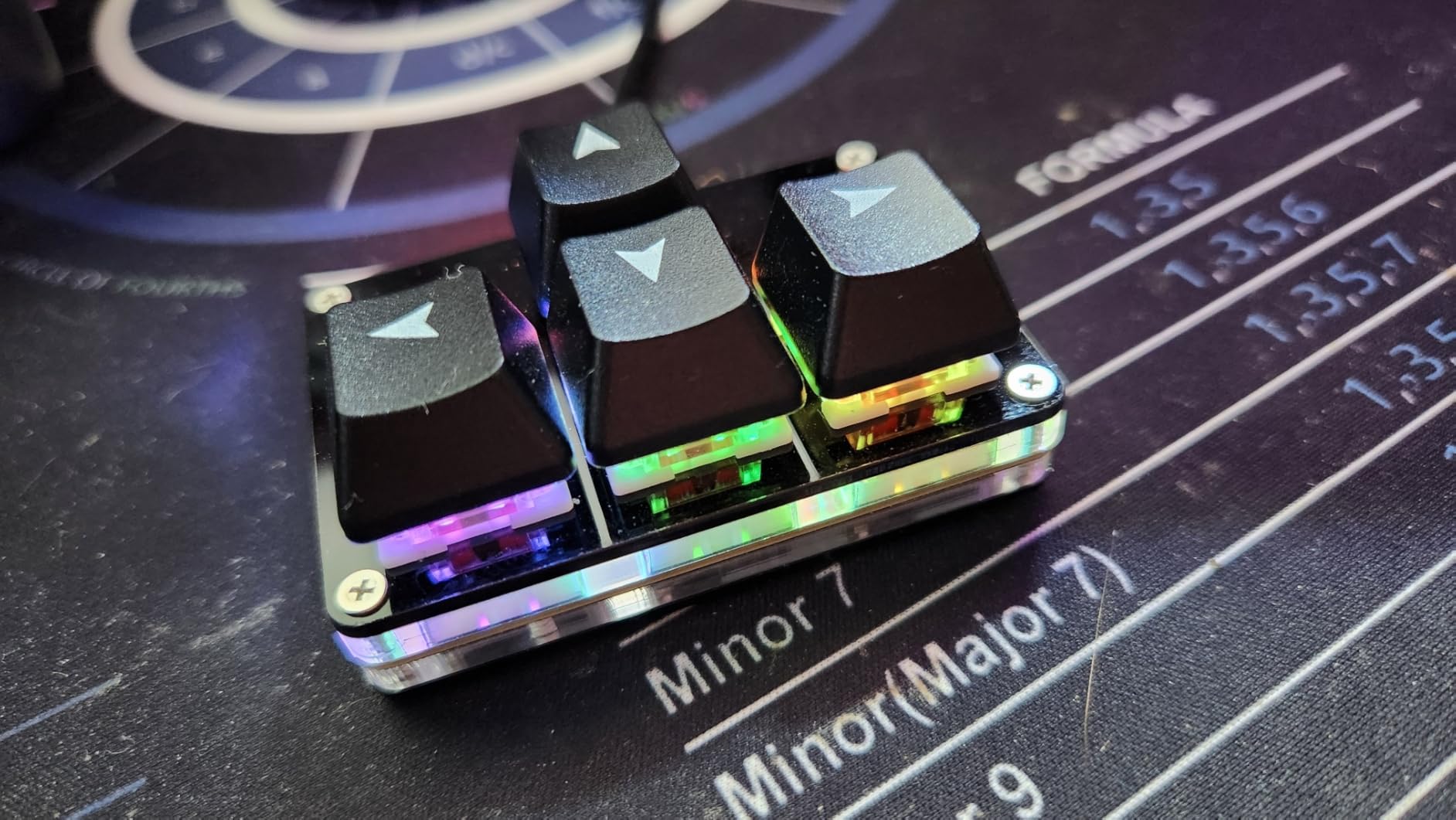 BTXETUEL Mini 4-Key Keypad WASD Arrow Key Keycaps Keyboard One-Handed Mechanical Gaming Keypad Programmable USB-C Customized Keyboard for Working or Gaming (Black, Arrow Keycaps 1) customer photo 1