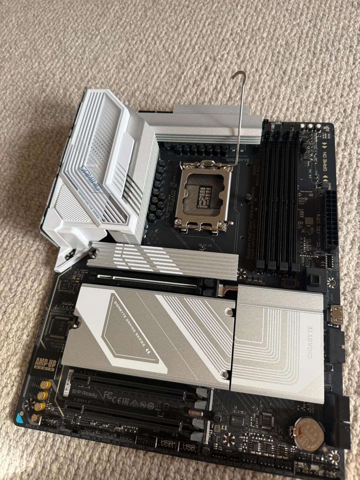 GIGABYTE Z890 Gaming X WIFI7 Intel Core Ultra (Series 2) LGA 1851 Motherboard, ATX, DDR5, 4X M.2, PCIe 5.0, USB4, WIFI7, 2.5GbE LAN, EZ-Latch customer photo 1