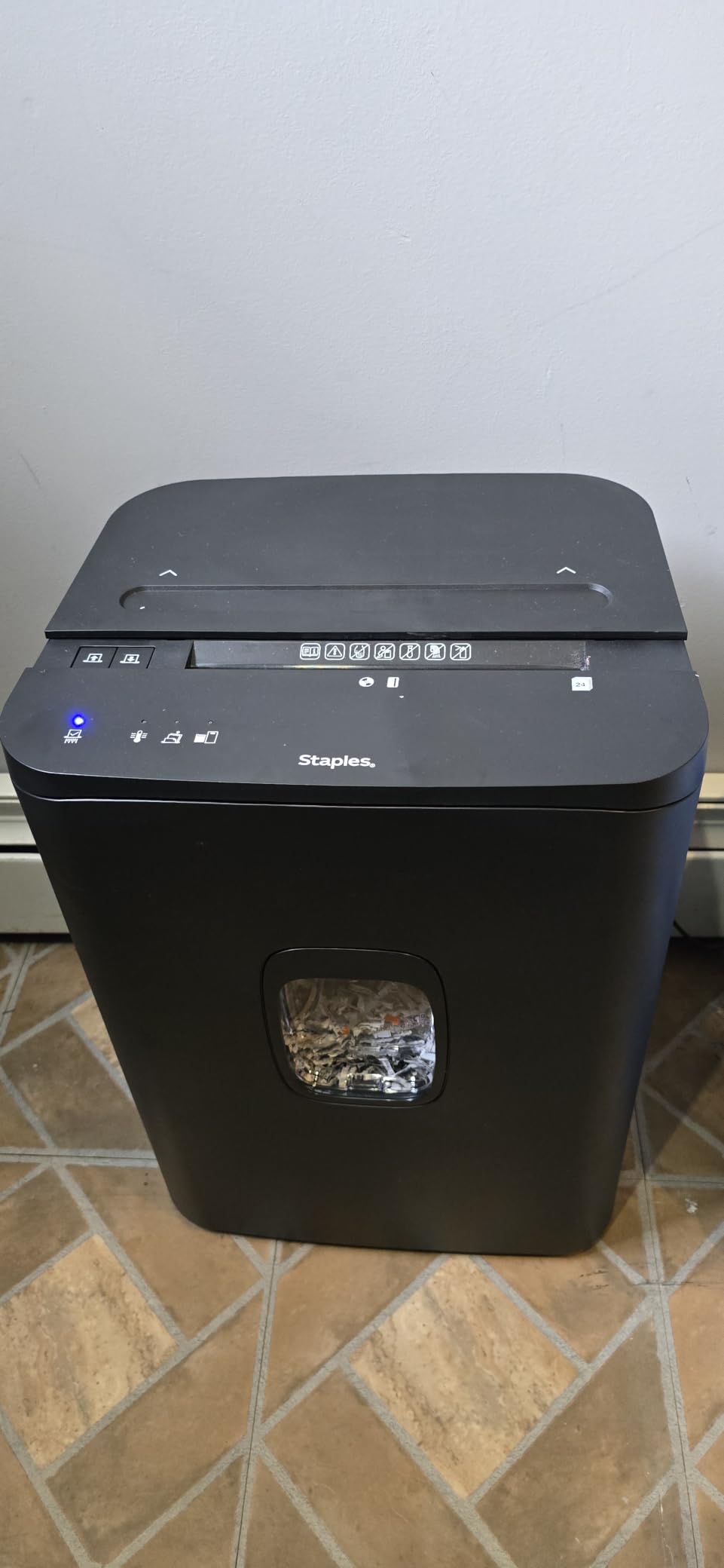 Staples 12-Sheet Cross-Cut Paper Shredder, Quiet, Anti-Jam, Black customer photo 2