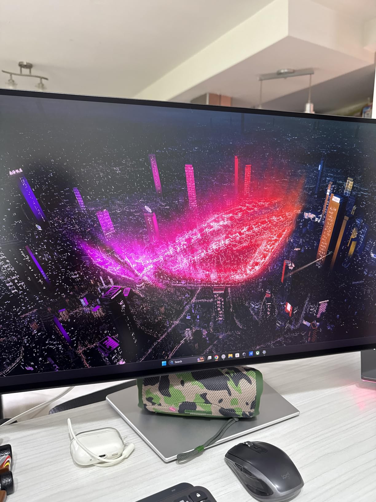 Dell UltraSharp U2725QE 27-Inch 4K UHD IPS Black Monitor customer photo 1