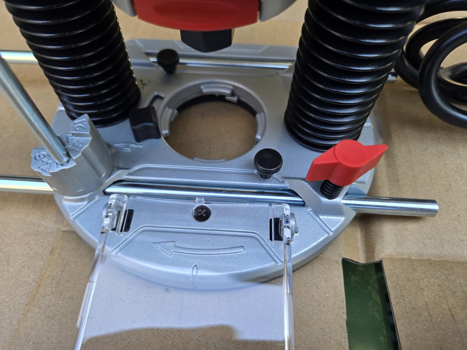 BOSCH GOF13-25 1-3/4 HP Mid-Size Plunge Router - 11,000 to 28,000 RPM, Ergonomic Design, With Detachable Parallel Guide customer photo 2