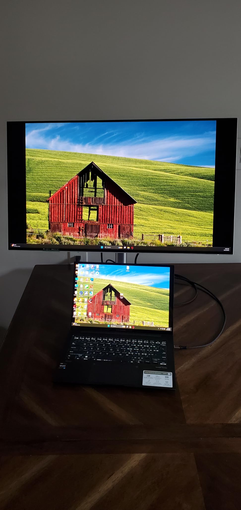 Dell UltraSharp 32 Thunderbolt Hub Monitor - U3226QER, 120 Hz, 4K UHD customer photo 1